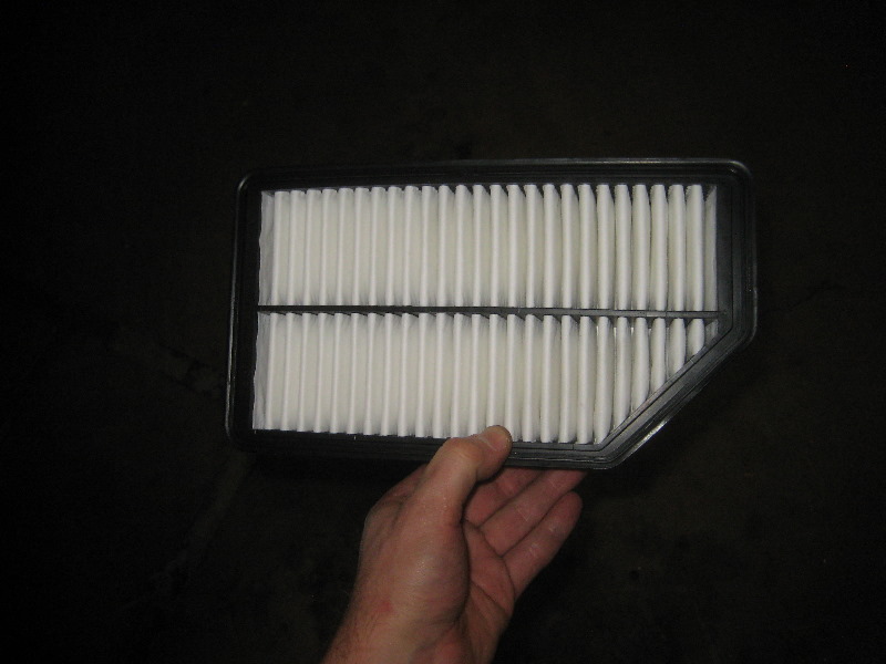 Hyundai-Veloster-Engine-Air-Filter-Replacement-Guide-010