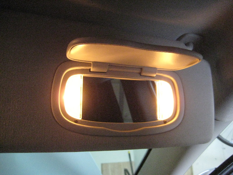 2014-2018-Jeep-Cherokee-Vanity-Mirror-Light-Bulbs-Replacement-Guide-014
