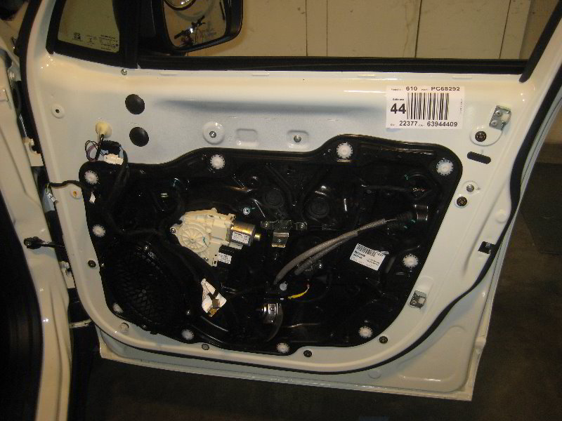 Jeep-Renegade-Interior-Door-Panel-Removal-Speaker-Replacement-Guide-040