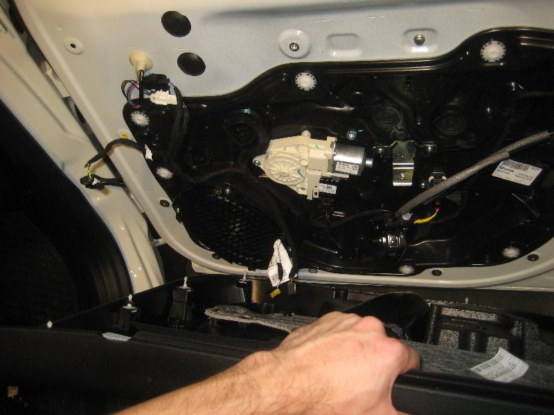 Jeep-Renegade-Interior-Door-Panel-Removal-Speaker-Replacement-Guide-043