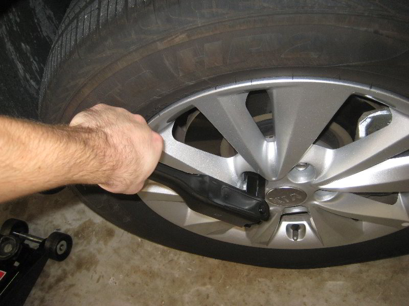 Kia-Sedona-Front-Brake-Pads-Replacement-Guide-002