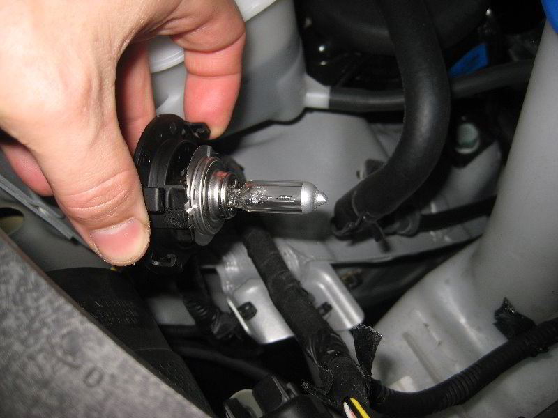 Kia-Sedona-Headlight-Bulbs-Replacement-Guide-005