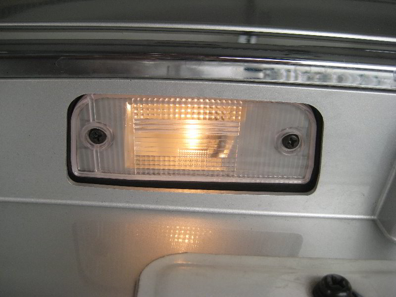 Kia-Sedona-License-Plate-Light-Bulbs-Replacement-Guide-018