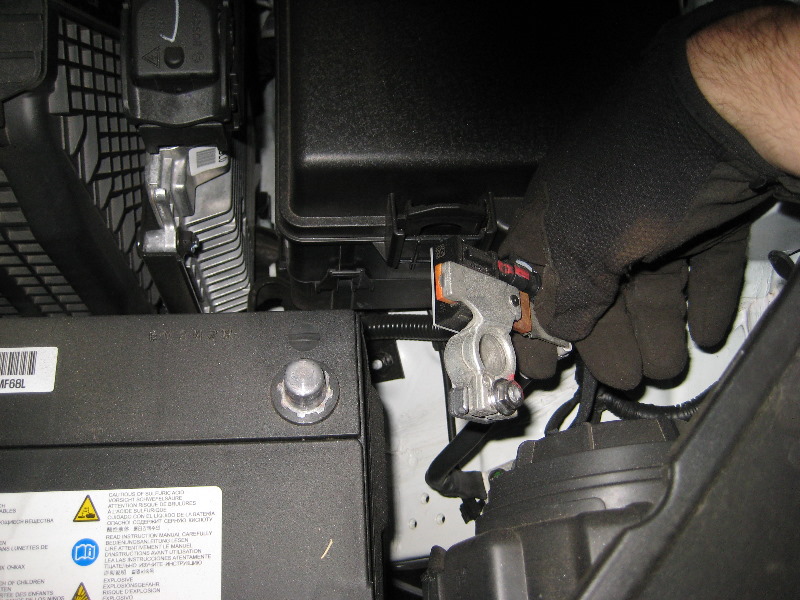 Kia-Sorento-12V-Automotive-Battery-Replacement-Guide-008