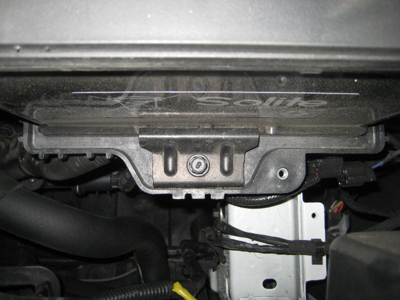 Kia-Sorento-12V-Automotive-Battery-Replacement-Guide-015