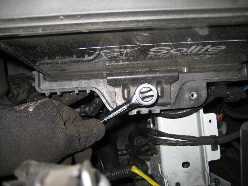 Kia-Sorento-12V-Automotive-Battery-Replacement-Guide-016