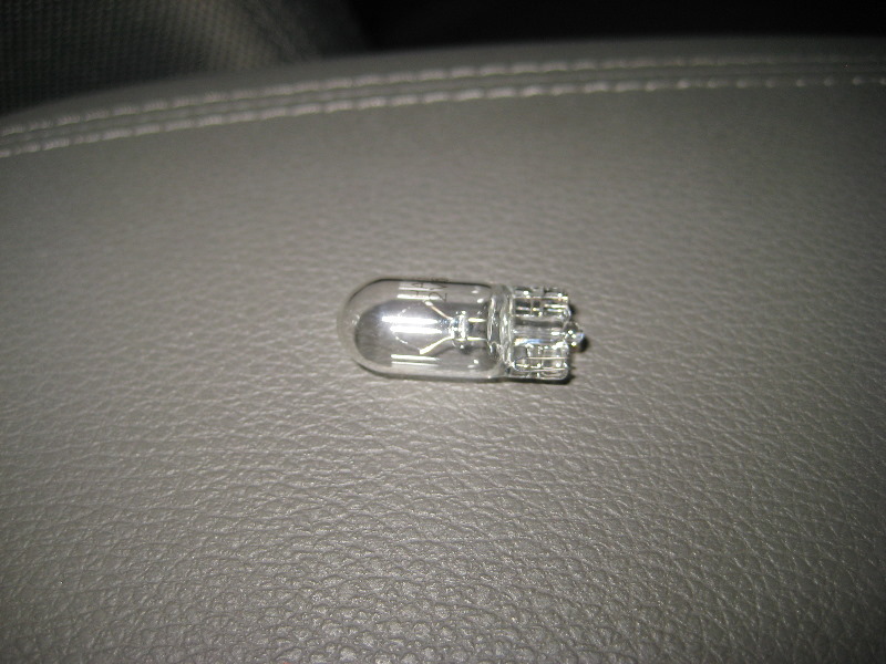 Kia-Sportage-Map-Light-Bulbs-Replacement-Guide-006