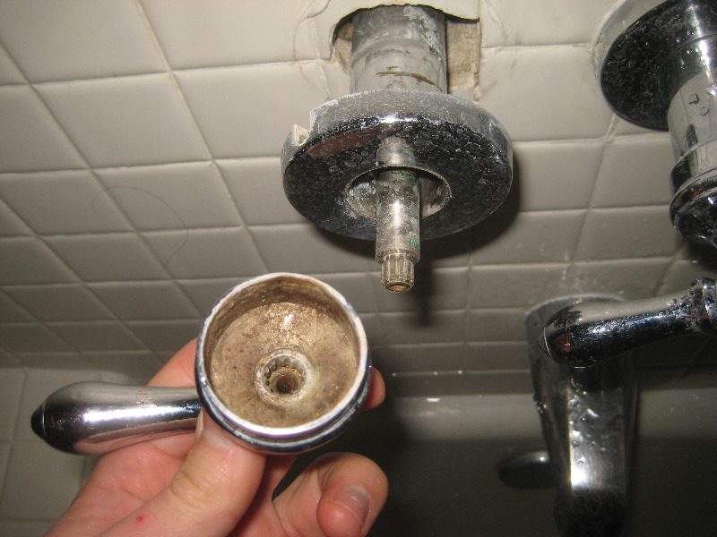Leaking-Shower-Tub-Faucet-Valve-Stem-Replacement-Guide-006