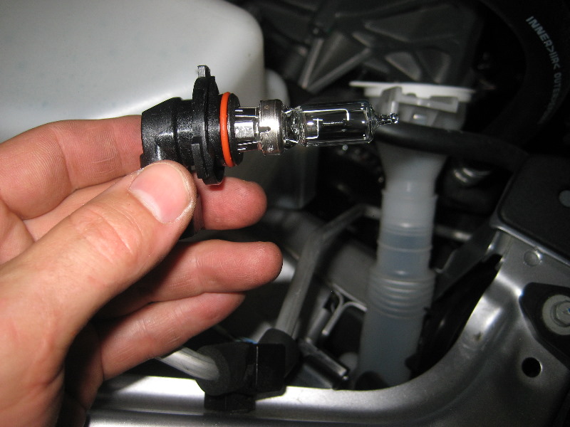 Mitsubishi-Lancer-Headlight-Bulbs-Replacement-Guide-017