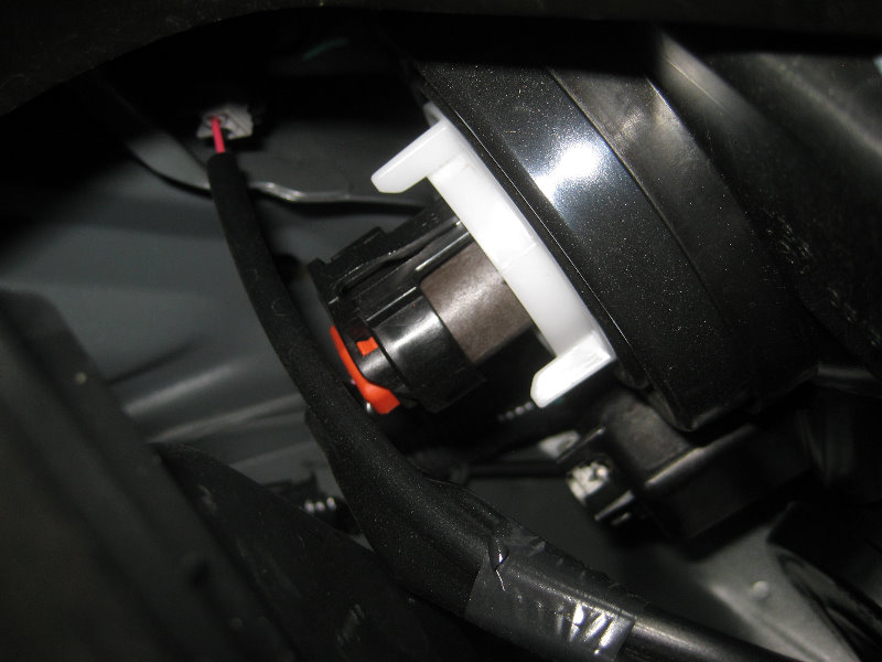 Nissan-Frontier-Headlight-Bulbs-Replacement-Guide-002