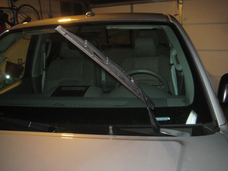 Nissan-Frontier-Windshield-Wiper-Blades-Replacement-Guide-002