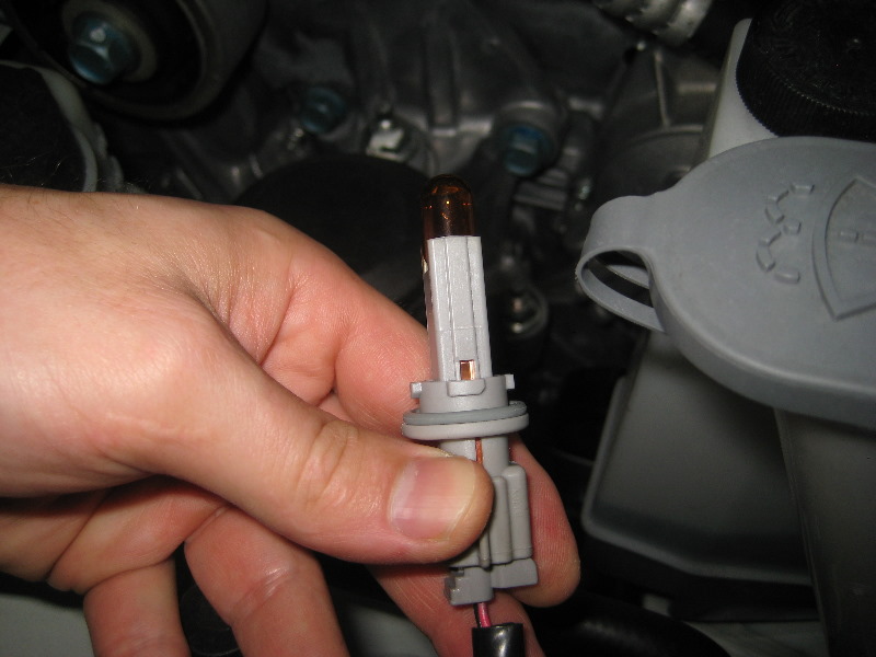 Nissan-Murano-Headlight-Bulbs-Replacement-Guide-018