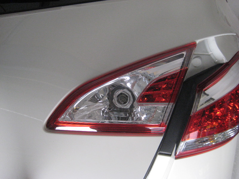 Nissan-Murano-Tail-Light-Bulbs-Replacement-Guide-033