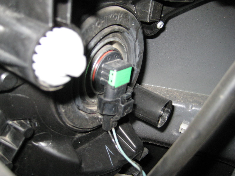 Nissan-Rogue-Headlight-Bulbs-Replacement-Guide-004
