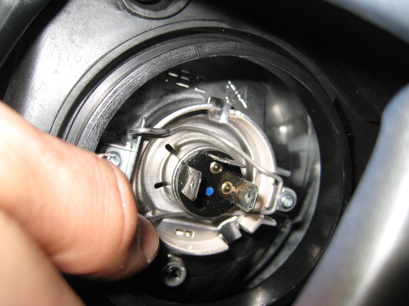 Nissan-Versa-Headlight-Bulbs-Replacement-Guide-008
