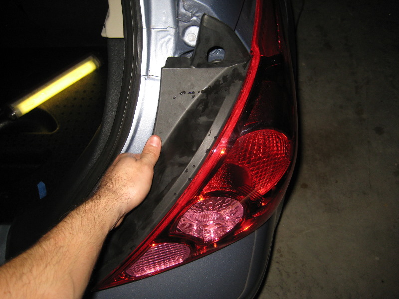 2008 Nissan versa hatchback tail light replacement #3