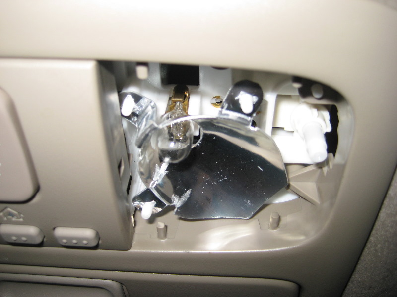 Toyota-4Runner-Overhead-Map-Light-Bulbs-Replacement-Guide-007