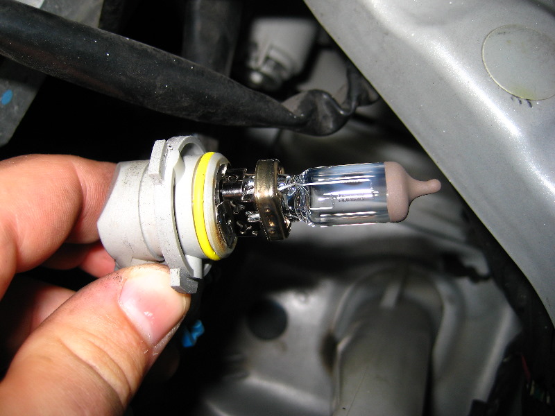 Toyota-Corolla-Headlight-Bulb-Replacement-Guide-005