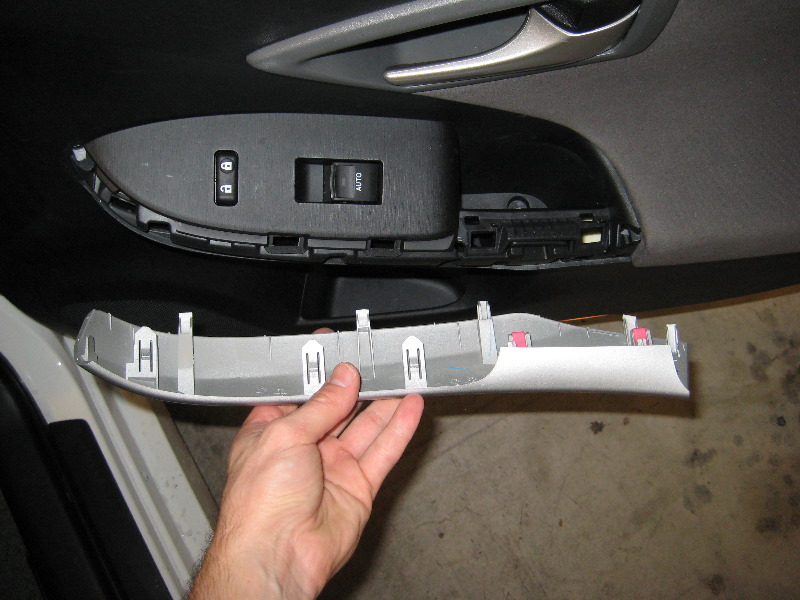 Toyota-Prius-Front-Door-Panel-Removal-Guide-011