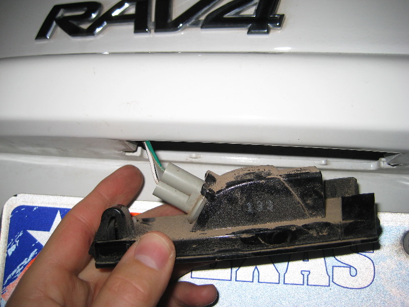 Toyota-RAV4-License-Plate-Light-Bulb-Replacement-Guide-009