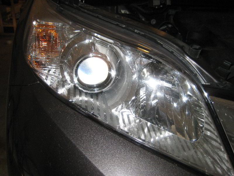 Toyota-Sienna-Headlight-Bulbs-Replacement-Guide-002