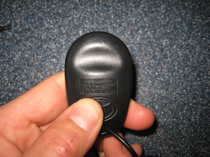 Toyota-Sienna-Key-Fob-Battery-Replacement-Guide-010