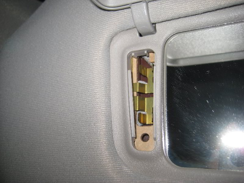 Toyota-Sienna-Vanity-Mirror-Light-Bulb-Replacement-Guide-007