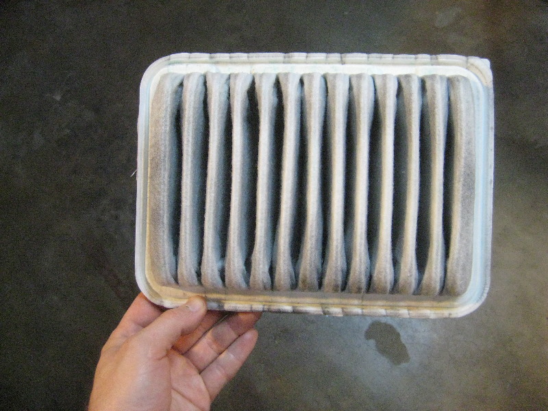 2012-2016-Toyota-Yaris-Engine-Air-Filter-Replacement-Guide-007
