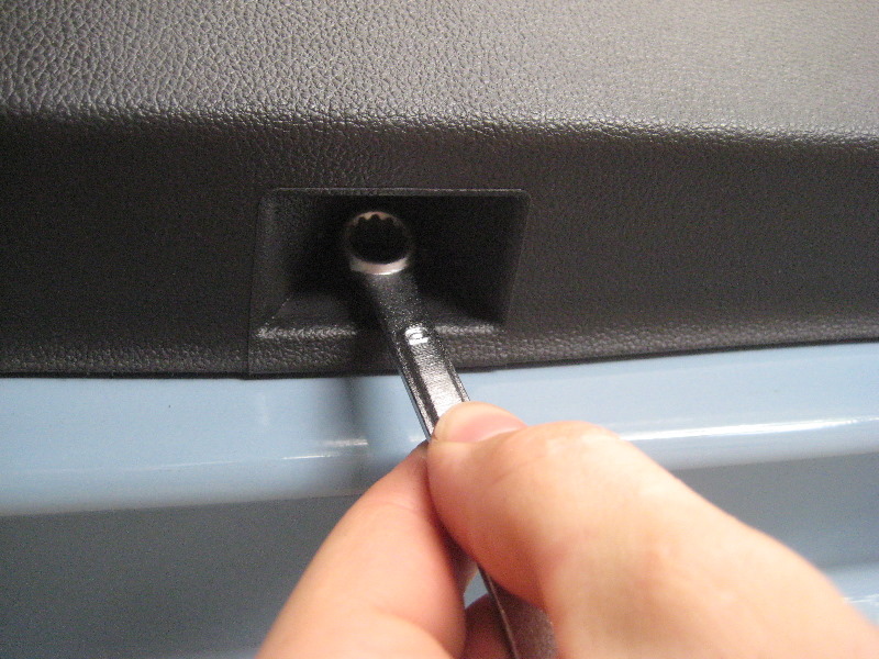 VW-Beetle-Interior-Door-Panel-Removal-Guide-009