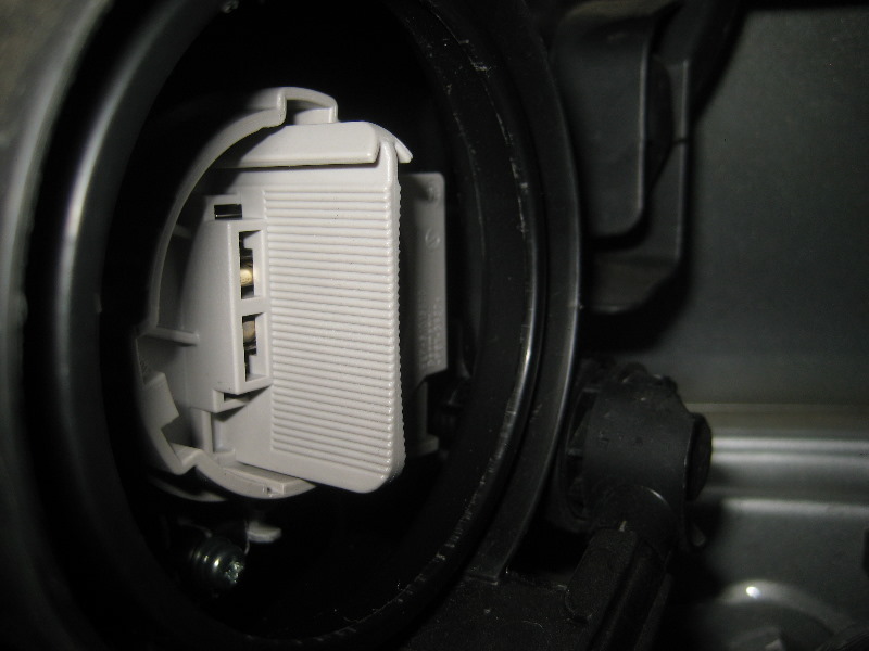 2012-2015-VW-Passat-Headlight-Bulbs-Replacement-Guide-005