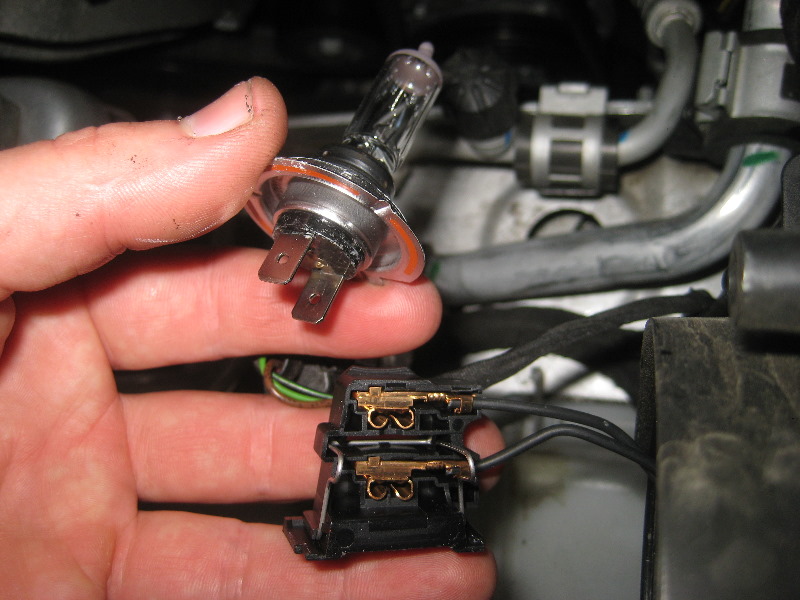 2012-2015-VW-Passat-Headlight-Bulbs-Replacement-Guide-019