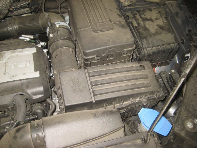 VW-Tiguan-Engine-Air-Filter-Replacement-Guide-001