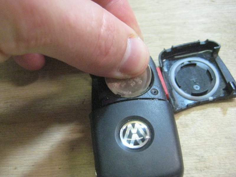 VW-Tiguan-Key-Fob-Battery-Replacement-Guide-014