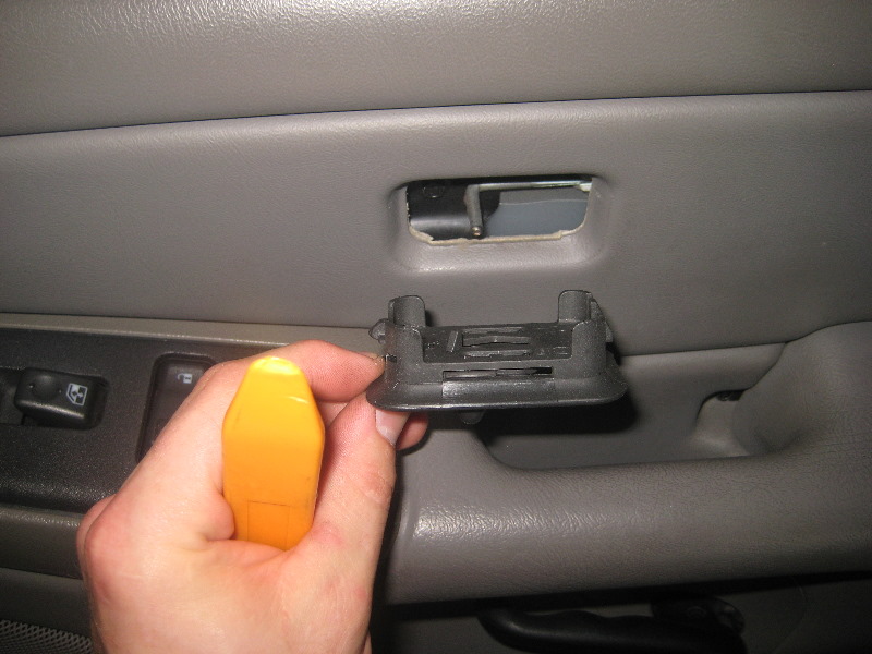 2000-2006-GM-Chevrolet-Tahoe-Interior-Door-Panel-Removal-Guide-005