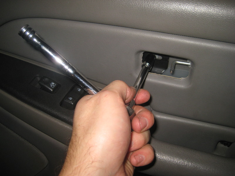 2000-2006-GM-Chevrolet-Tahoe-Interior-Door-Panel-Removal-Guide-012