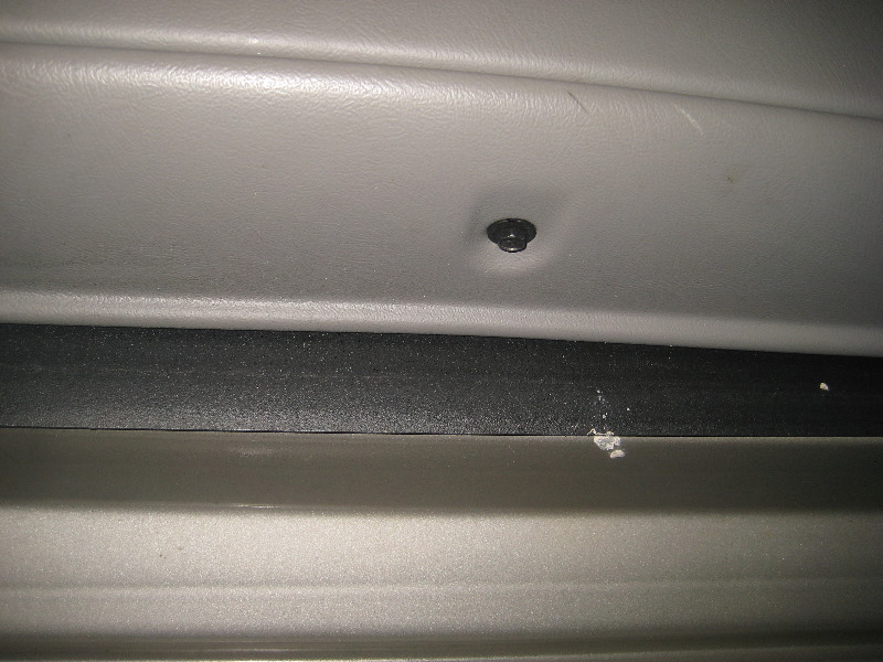 2000-2006-GM-Chevrolet-Tahoe-Interior-Door-Panel-Removal-Guide-016