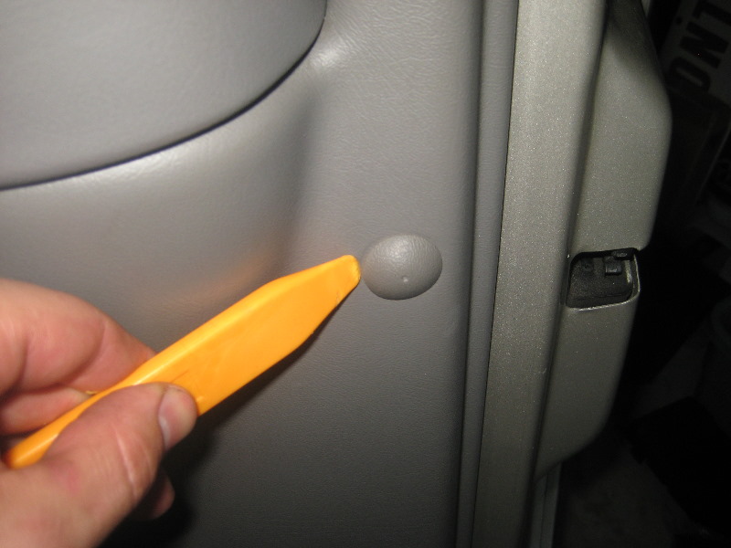 2000-2006-GM-Chevrolet-Tahoe-Interior-Door-Panel-Removal-Guide-019