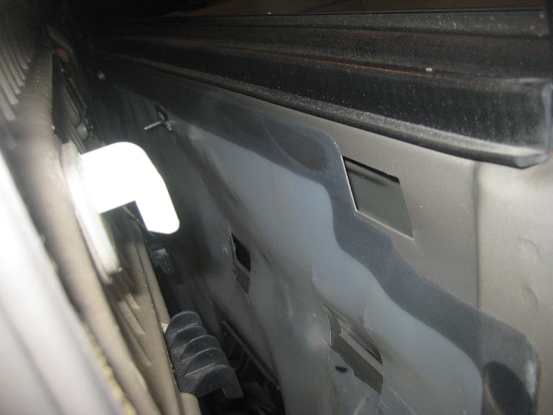 2000-2006-GM-Chevrolet-Tahoe-Interior-Door-Panel-Removal-Guide-043