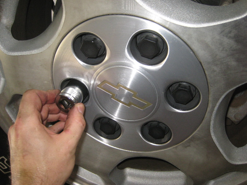 2000-2006-GM-Chevrolet-Tahoe-Rear-Disc-Brake-Pads-Rotors-Replacement-Guide-074