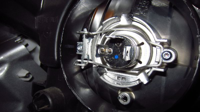 2012-2019-Nissan-Versa-Headlight-Bulbs-Replacement-Guide-007