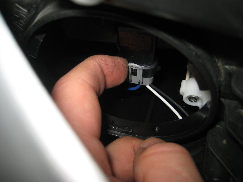 2013-2015-Nissan-Sentra-Headlight-Bulbs-Replacement-Guide-037