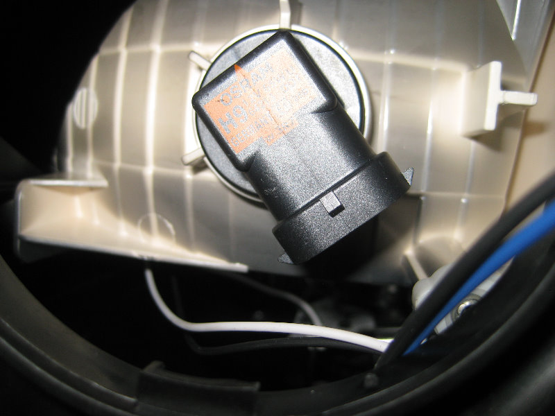 2013-2015-Nissan-Sentra-Headlight-Bulbs-Replacement-Guide-044