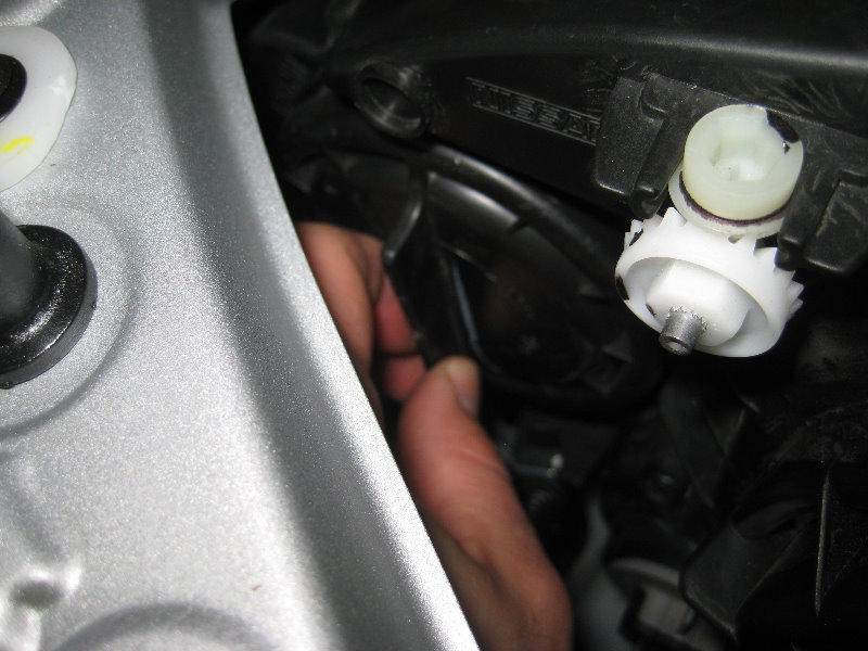 2013-2015-Nissan-Sentra-Headlight-Bulbs-Replacement-Guide-046