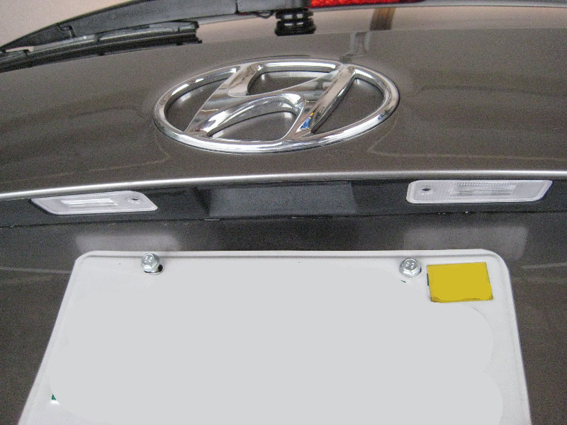 2013-2016-Hyundai-Santa-Fe-License-Plate-Light-Bulbs-Replacement-Guide-001