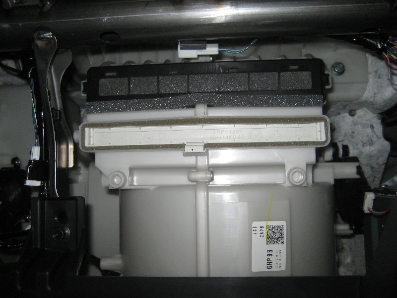 Салонный фильтр мазда 6. Салонный фильтр Mazda 6 GH. Mazda 6 GJ салонный фильтр. Мазда 6 2007 года салонный фильтр.
