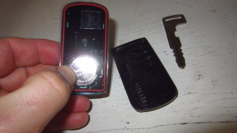 2014-2021-Mitsubishi-Outlander-Key-Fob-Battery-Replacement-Guide-015