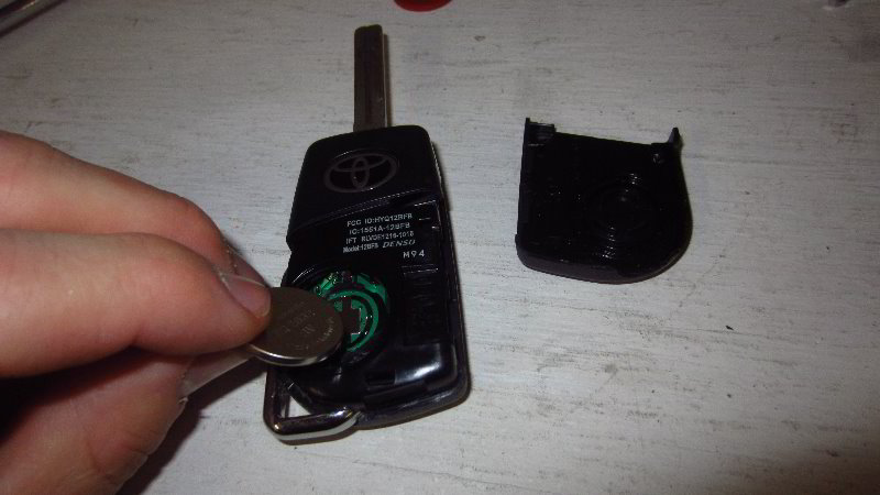 2020-Toyota-Corolla-Key-Fob-Battery-Replacement-Guide-014