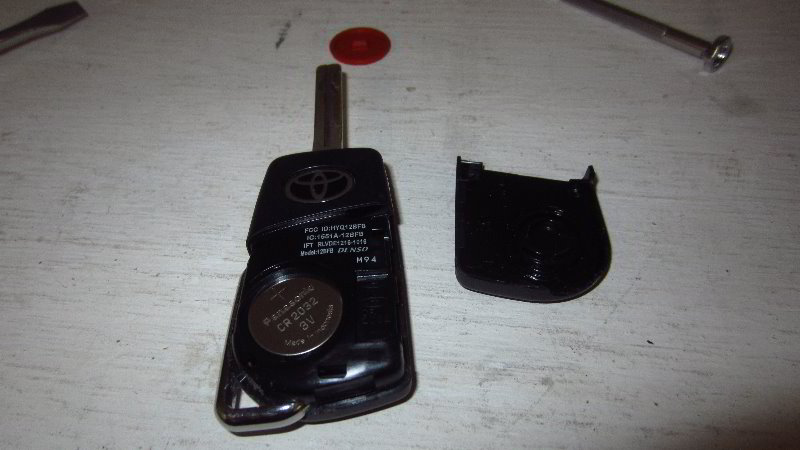 2020-Toyota-Corolla-Key-Fob-Battery-Replacement-Guide-015