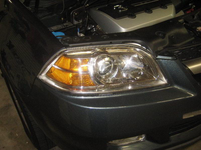Acura-MDX-Headlight-Bulbs-Replacement-Guide-001