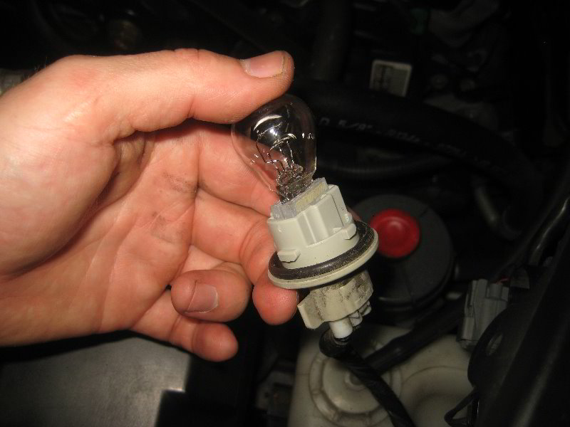 Acura-MDX-Headlight-Bulbs-Replacement-Guide-031